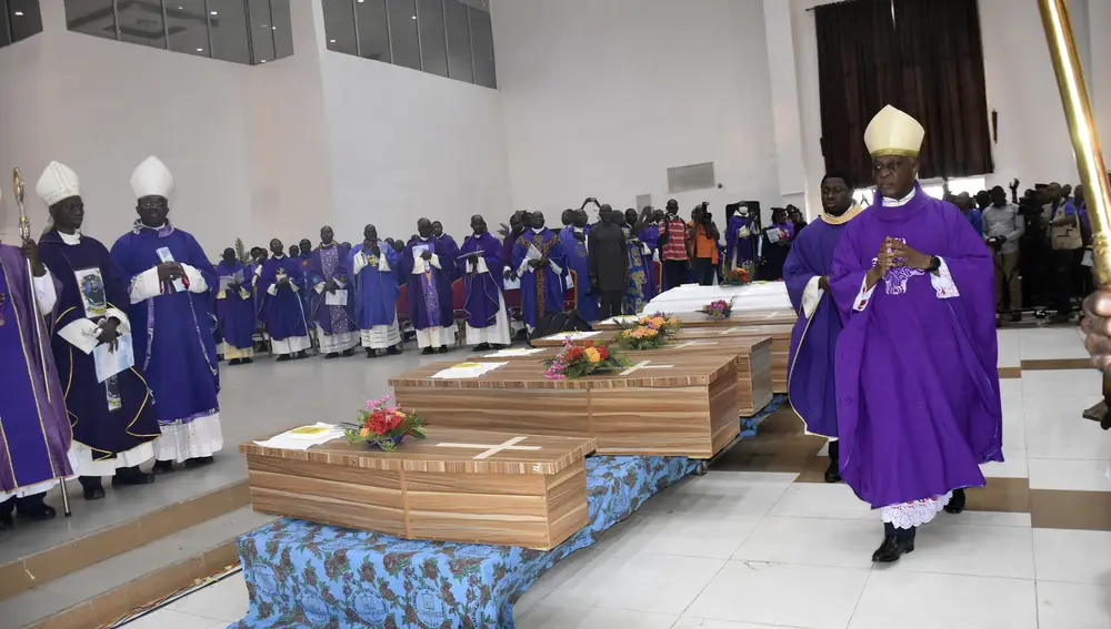 Familiares y amigos de las víctimas atienden al funeral celebrado tras el asesinato de fieles cristianos el 5 de junio de 2022.