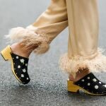Imagen de street style con zuecos de temporada.
