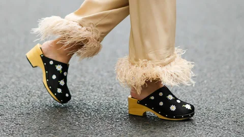 Imagen de street style con zuecos de temporada.