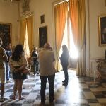 Los conservadores encargados de Patrimonio Nacional explican la nueva museografía del Palacio Real de La Granja de San Ildefonso, que el visitante podrá ver desde este miércoles