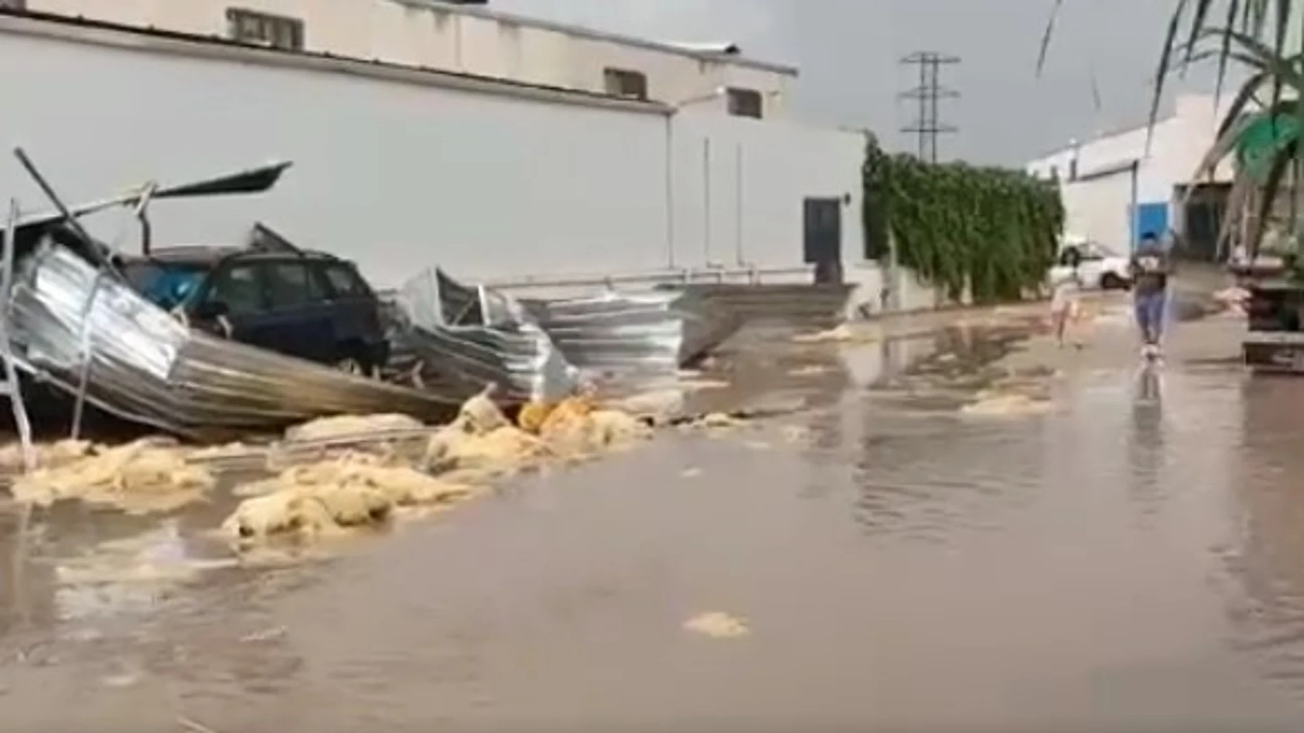 El temporal en Alcañiz ha dejado techos levantados, contenedores dispersos por las calles o comercios y viviendas inundadas