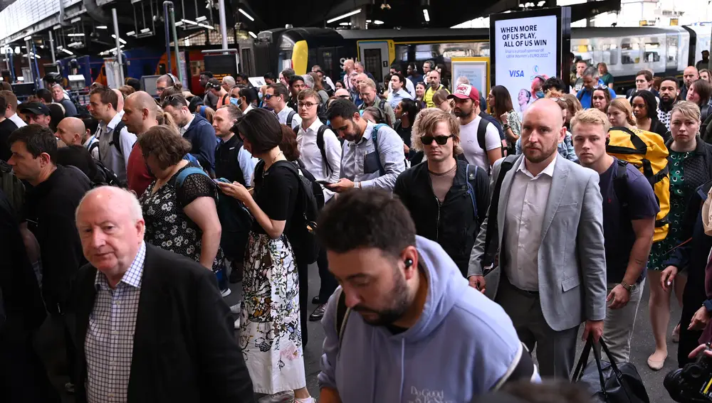 Viajeros llegan a la estación de Waterloo en Londres en el primer día de huelga