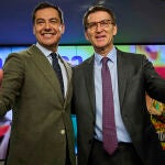 El barón andaluz, Juanma Moreno y el presidente del PP, Alberto Núñez Feijóo, ayer en la sede nacional del PP