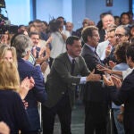 Juanma Moreno y Alberto Nuñez Feijóo en la Junta Directiva Nacional del PP después de la mayoría absoluta obtenida por el partido popular andaluz en las elecciones autonómicas.