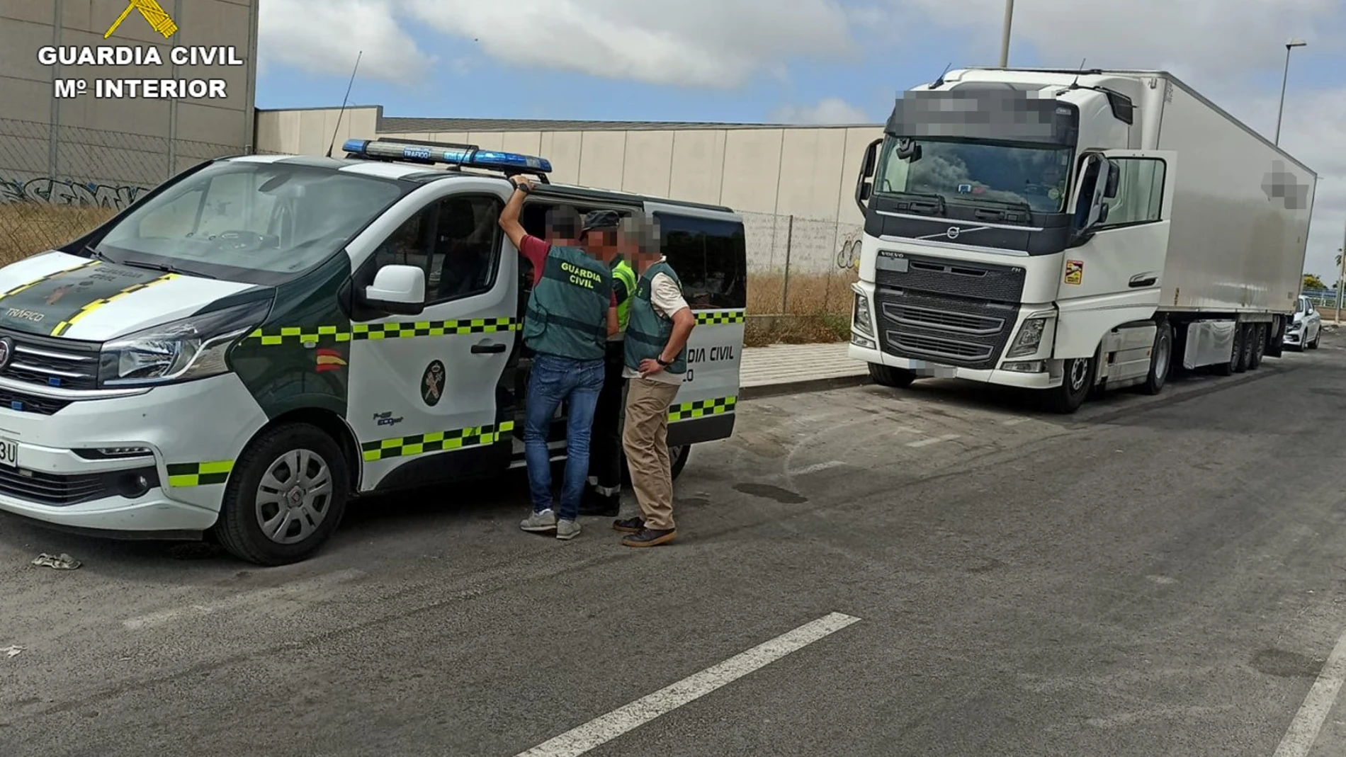 El autor de un delito de homicidio por imprudencia puede ser castigado con penas de prisión de uno a cuatro años, así como la privación del derecho a conducir vehículos a motor y ciclomotores de uno a seis años