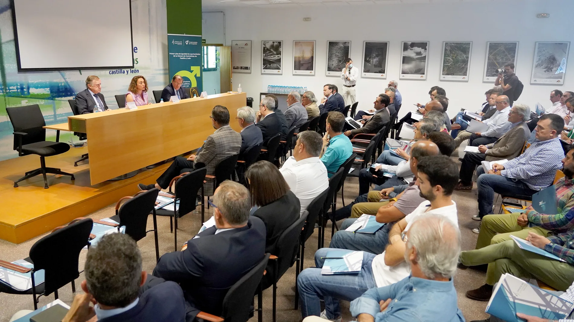 La consejera de Movilidad y Transformación Digital, María González Corral inaugura una jornada sobre la revisión de los precios de las obras públicas organizada por el Colegio de Ingenieros de Caminos Canales y Puertos, junto con la Cámara de Contratistas de Castilla y León