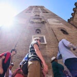 Los turistas hacen cola bajo la Giralda para entrar a la visita de la Catedral de Sevilla. Joaquin Corchero / Europa Press
