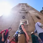 Los turistas hacen cola bajo la Giralda para entrar a la visita de la Catedral de Sevilla. Joaquin Corchero / Europa Press