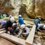 Varios arqueólogos trabajan en La Sima del Elefante en el comienzo de la campaña de excavaciones de este verano en los yacimientos de Atapuerca, Burgos, la más potente en más de cuatro décadas de trabajo