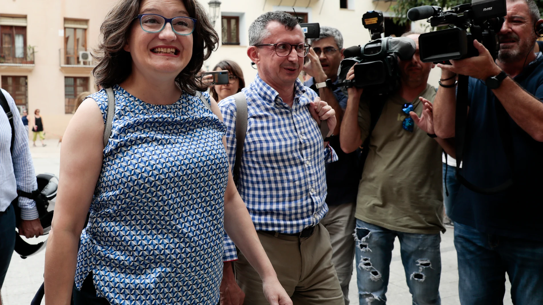 La vicepresidenta de la Generalitat y coportavoz de Compromís, Mónica Oltra (i), a su llegada esta tarde a la dirección de su partido