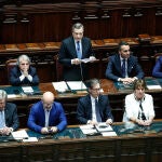 Mario Draghi comparece ante el Parlamento italiano flanqueado por el ministro de Exteriores, Luigi di Maio