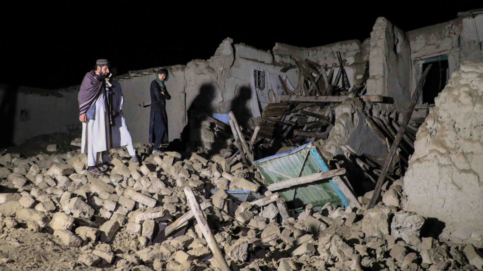 Personal de seguridad y de rescate talibanes inspeccionan una de las casas dañadas tras un terremoto en la aldea de Gayan, en la provincia de Paktia
