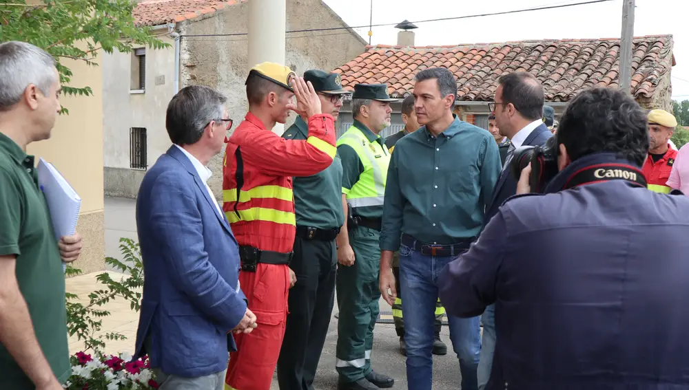 El presidente del Gobierno, Pedro Sánchez, durante su visita a las zonas afectadas por el incendio forestal en la Sierra de la Culebra (Zamora)