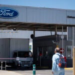 Logo de Ford en la entrada de la fábrica de Almussafes, Valencia