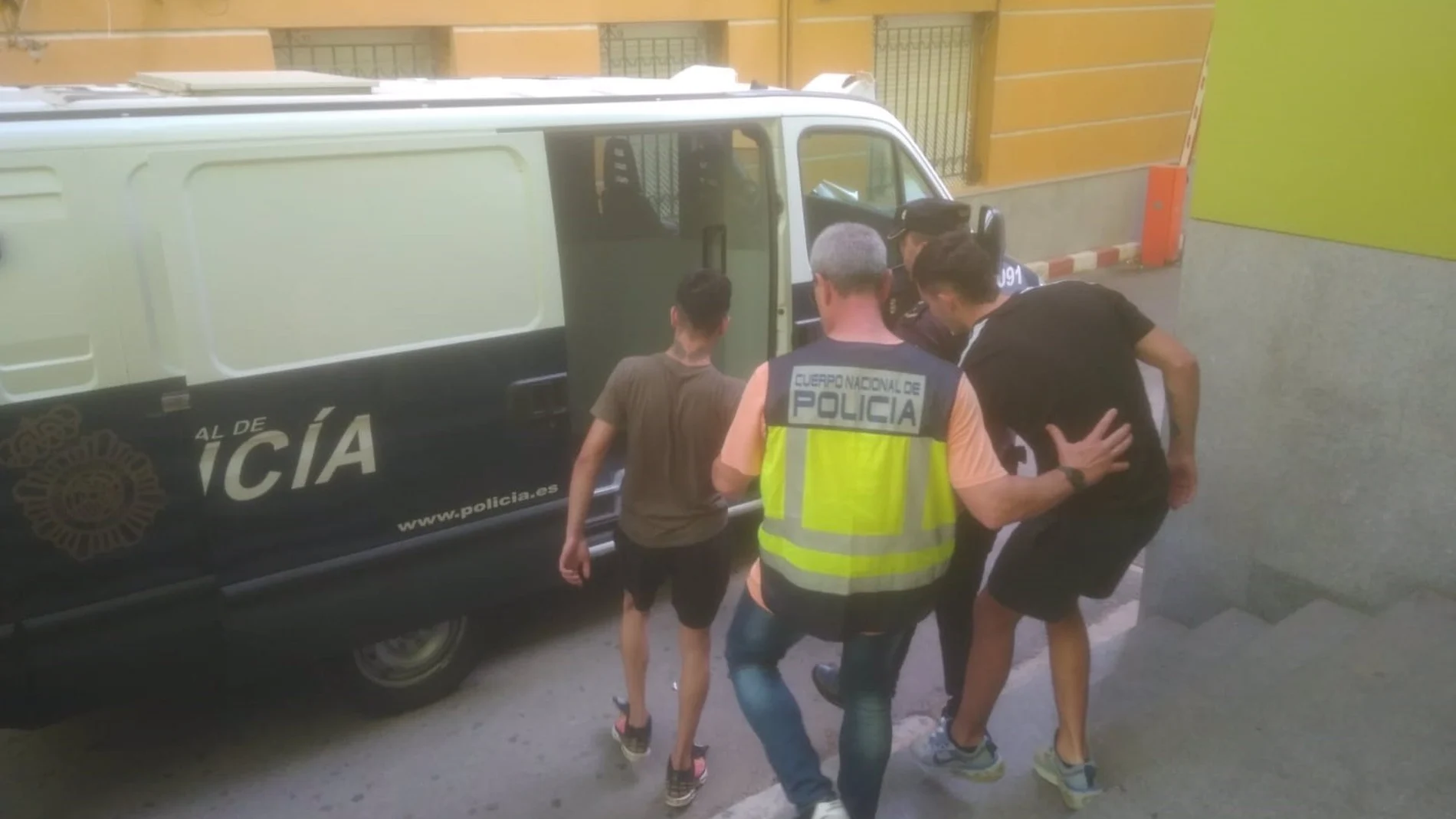 Imagen de los detenidos custodiados por la Policía Nacional