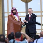 El príncipe heredero saudí Mohammed bin Salman visita este miércoles Turquía por primera vez en años para mantener conversaciones con el presidente Tayyip Erdogan