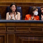 Ministros aplauden a Pedro Sanchez durante el pleno del Congreso donde se ha celebrado hoy la sesión del control al gobierno.