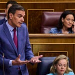 Ministros aplauden a Pedro Sanchez durante el pleno del Congreso donde se ha celebrado hoy la sesión del control al gobierno.