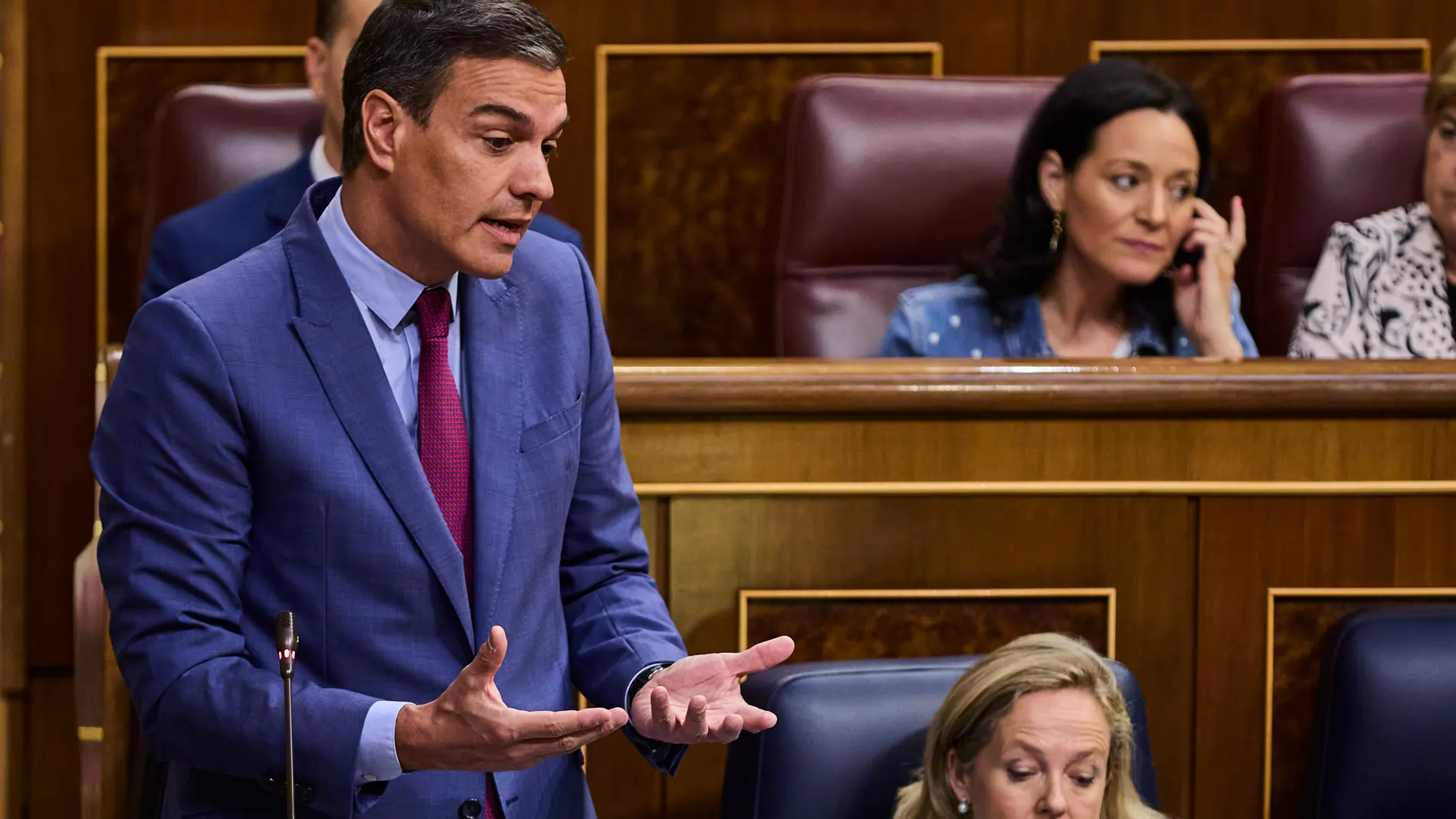 Ministros aplauden a Pedro Sanchez durante el pleno del Congreso donde se ha celebrado hoy la sesión del control al gobierno.