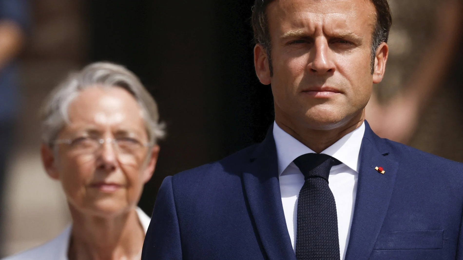Emmanuel Macron, flanqueado por su primera ministra, Elisabeth Borne