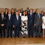MADRID, 22/06/2022.- La reina Letizia posa para la foto de familia junto a los asistentes a la reunión del patronato de la Fundación FAD Juventud, este miércoles en la sede del Banco de España en Madrid. EFE/J.J. Guillén