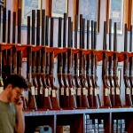 Escopetas a la venta en la tienda de armas Chuck's Firearms en Atlanta, Georgia