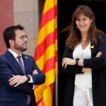 El presidente de la Generalitat, Pere Aragonès, conversa con la presidenta del Parlament, Laura Borràs durante el acto de entrega de la tradicional Llama del Canigó