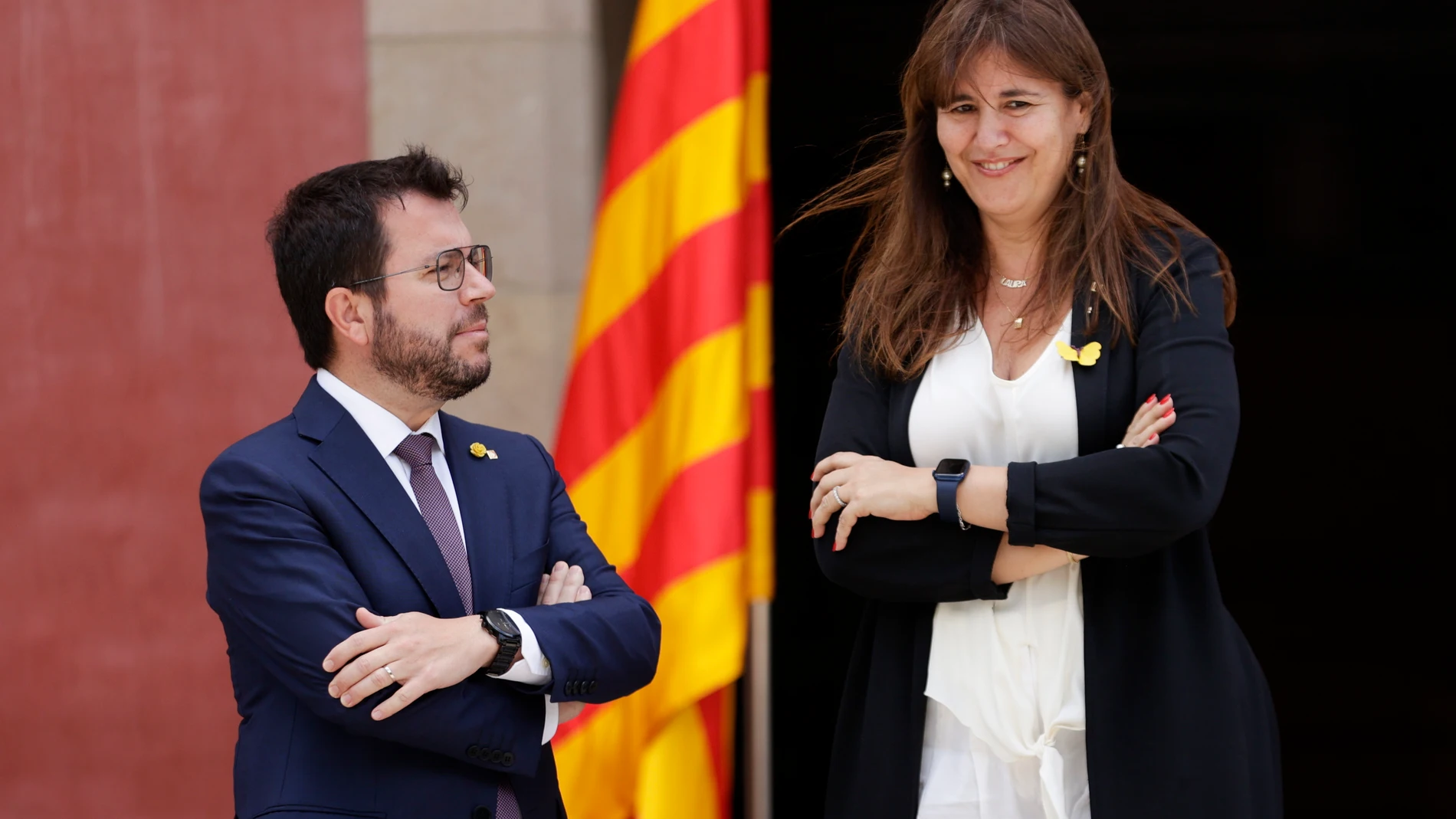 El presidente de la Generalitat, Pere Aragonès, conversa con la presidenta del Parlament, Laura Borràs durante el acto de entrega de la tradicional Llama del Canigó