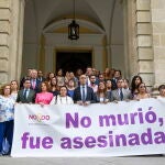El alcalde de Sevilla, Antonio Muñoz (c), junto a la Corporación municipal sevillana han guardado un minuto de silencio por el asesinato de Virginia Gallardo