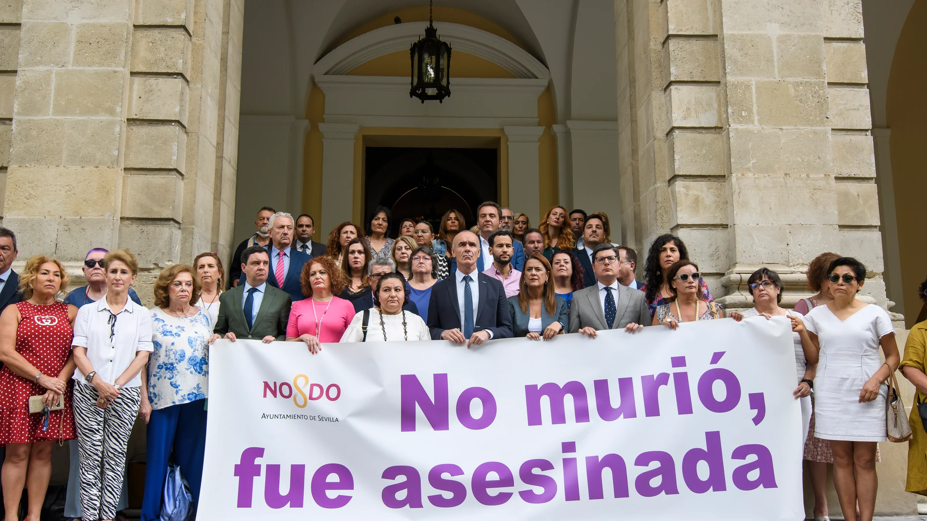 El alcalde de Sevilla, Antonio Muñoz (c), junto a la Corporación municipal sevillana han guardado un minuto de silencio por el asesinato de Virginia Gallardo