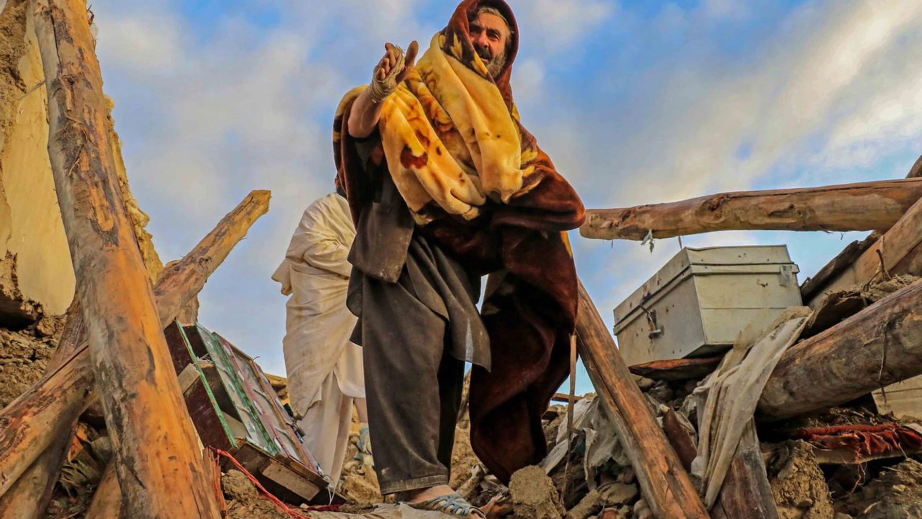 Las personas afectadas por el terremoto esperan ayuda en la aldea de Gayan, en la provincia de Paktia, Afganistán