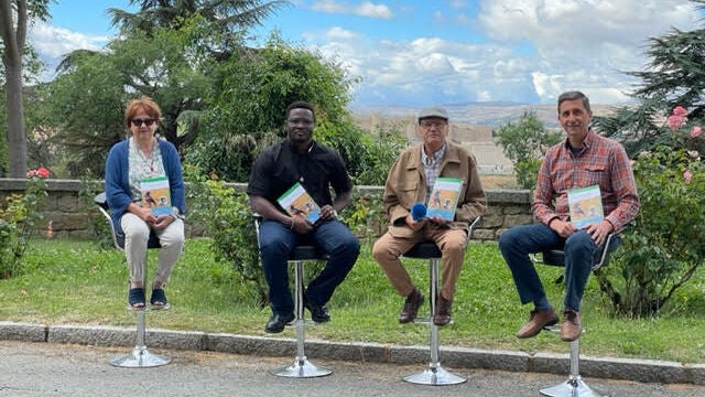 Begoña Tens, coautora del libro; Louis Diatta, padre Espiritano; Tomás Santamaría, profesor de la UCAV y coautor del libro; y Javier González, SEO birdlife y coautor del libro