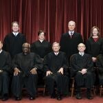 Los nueve miembros del Tribunal Supremo que han fallado a favor de portar armas