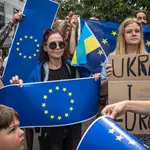 Manifestantes en Bruselas a favor de la adhesión de Ucrania a la UE