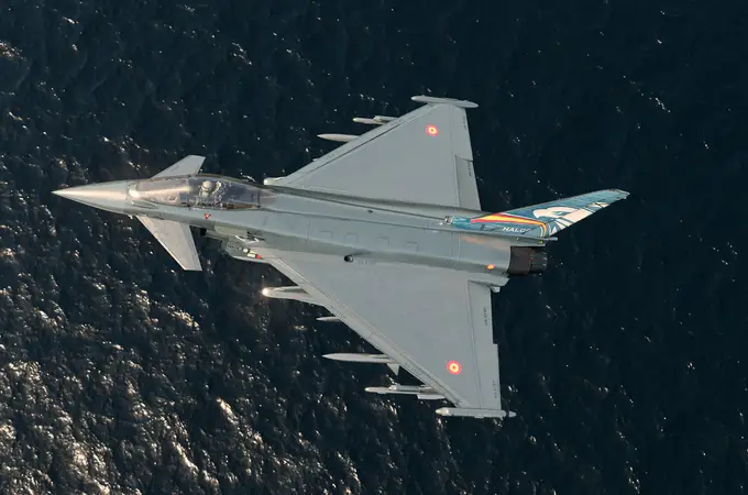 España firma la compra de 20 cazas Eurofighter por 2.000 millones y asegura el relevo de los F-18 de Canarias