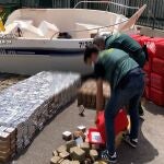 Embarcación y parte de la droga incautada en la operación