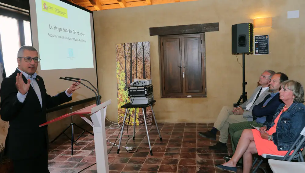 El secretario de Estado de Medio Ambiente, Hugo Morán (D); y la presidenta de la Confederación Hidrográfica del Duero (CHD), Cristina Danés, entre otros, en la presentación en Frómista (Palencia) de la Estrategia del Canal de Castilla