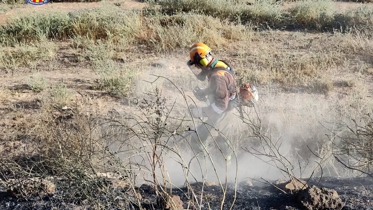 Los bomberos trabajan para controlar un incendio en Riba-roja (Valencia), junto al parque natural del Turia