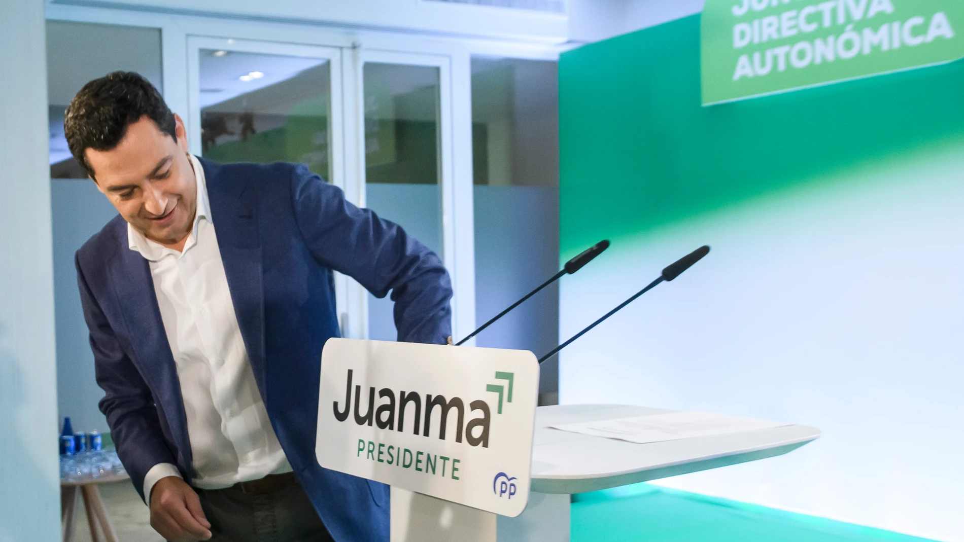 El presidente de la Junta en funciones y líder del PP andaluz, Juanma Moreno(c) durante la junta directiva regional de su partido