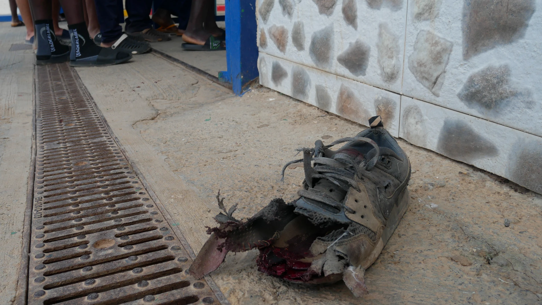 Vista de una zapatilla reventada por uno de los inmigrantes que han entrado en Melilla