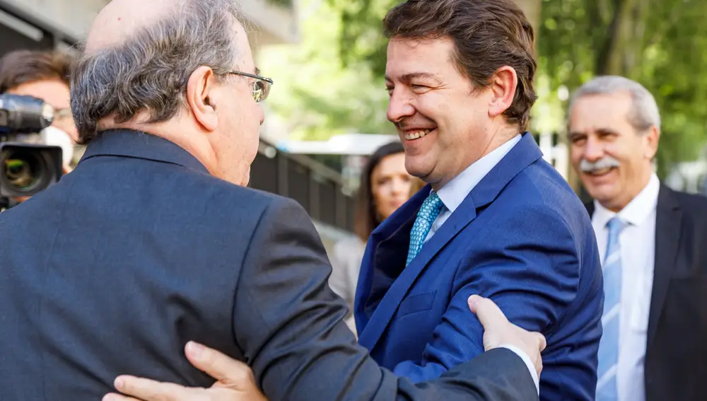 El presidente Alfonso Fernández Mañueco saluda a Juan Vicente Herrera, en presencia de Agustín Sánchez de Vega