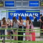 Varias personas esperan para facturar en los puestos de Ryanair en el aeropuerto de Barajas hoy