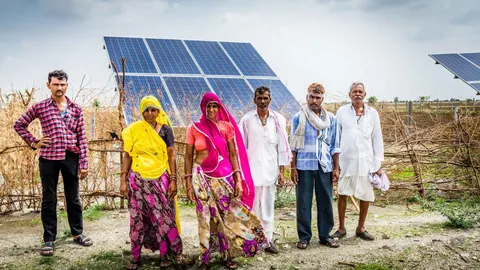 La familia de Kedar Mali (primero por la derecha)