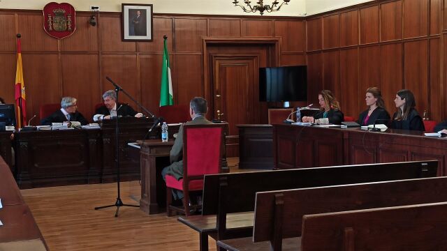 Rafael M.A. comparece ante el juez que dictará la sentencia en el primer día del juicio, en la Audiencia Provincial de Sevilla