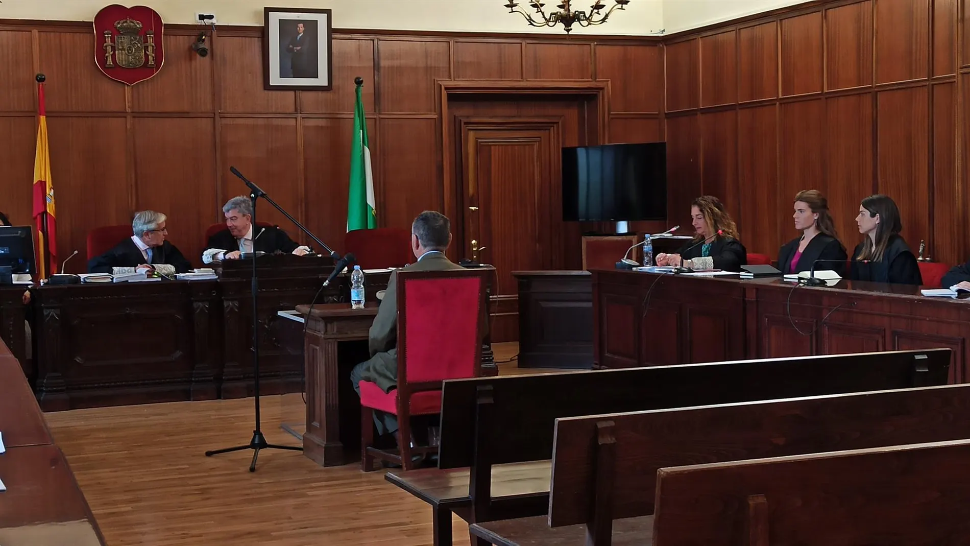 Rafael M.A. comparece ante el juez que dictará la sentencia en el primer día del juicio, en la Audiencia Provincial de Sevilla