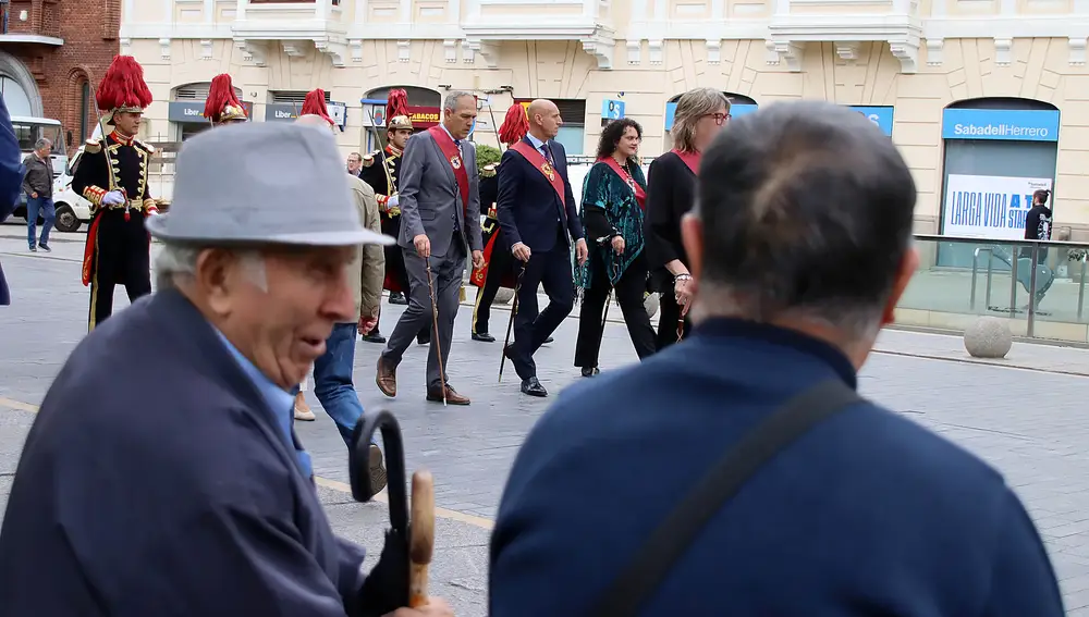 El equipo de gobierno municipal se acerca a la tradicional Misa de San Juan