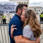 Dos activistas antiaborto reaccionan a la decisión de la Corte Suprema en Washington, DC