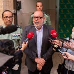 El subdelegado del Gobierno en Soria, Miguel Latorre (c), acompañado por el teniente coronel Andrés Velarde (i), presenta la operación "Popescu" que ha esclarecido diecisiete robos con fuerza y uno de sustracción de vehículo en las provincias de Soria, Huesca y Zaragoza, y en la comunidad de La Rioja, este viernes, en la Comandancia de la Guardia Civil de Soria