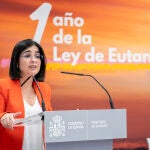 La ministra de Sanidad, Carolina Darias, interviene durante el acto conmemorativo '1 año de la Ley de la Eutanasia', en la sede del Ministerio