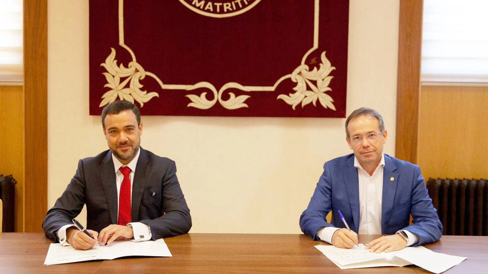 El director general de Tresca Ingeniería, Francisco Carro, y el vicerrector de Investigación y Profesorado de la Universidad Pontificia Comillas, Mariano Ventosa, firman un convenio para desarrollar un modelo de optimización de sistemas industriales basados en hidrógeno verde